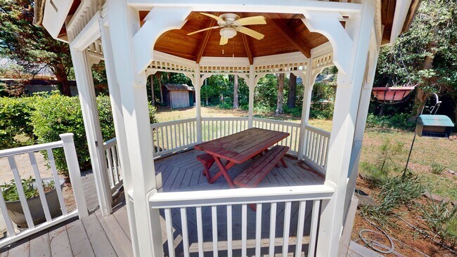 Building Photo - Charming 3 Bedroom Brick Ranch with Refurbished Original Woodwork