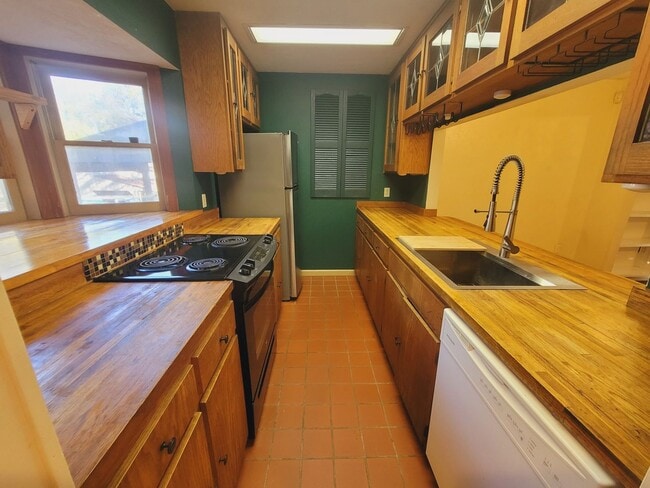 Building Photo - MIDTOWN 2/2.5 w/ Large Fenced Yard, Deck, Washer/Dryer, & Huge Bedrooms! Avail NOW for $1495/month!