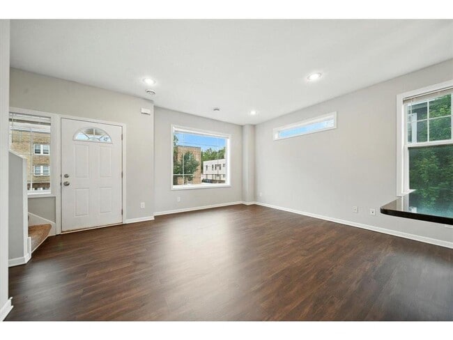 Building Photo - 600 W 32nd St