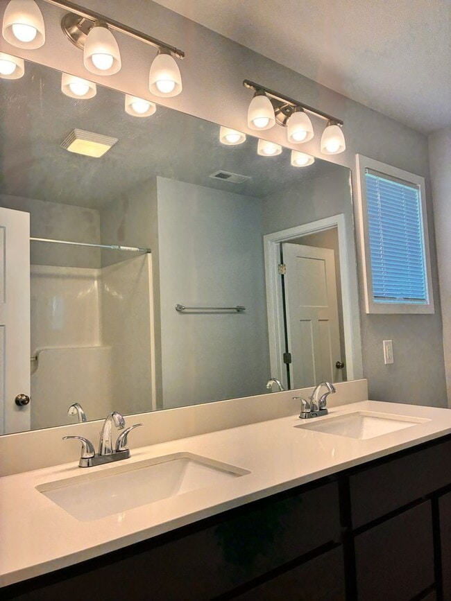 Building Photo - Spacious 3BR 2.5ba house in Urbandale, available NOW!