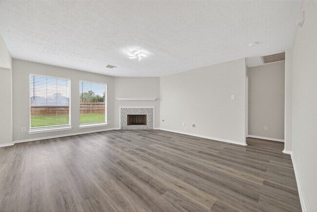 Building Photo - 6915 Great Oaks Shadow Dr