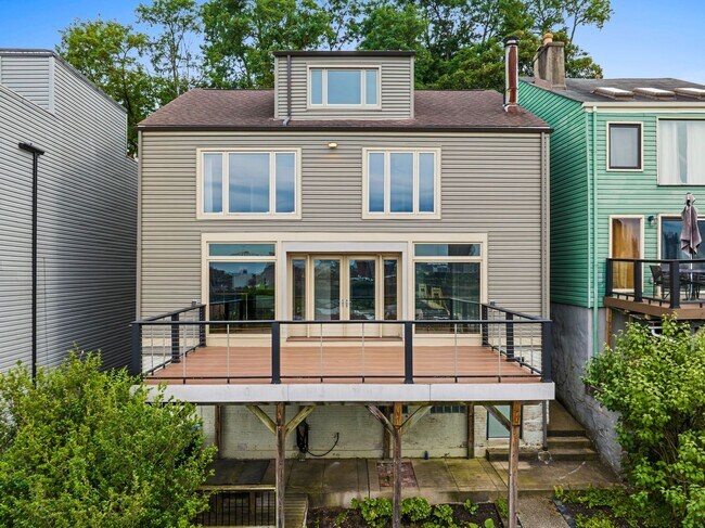 Building Photo - *Beautifully Updated & Spacious 4BD/2.5BA Single Family Home Available in South Side Slopes*