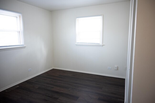 Building Photo - 423 Fairlawn Dr