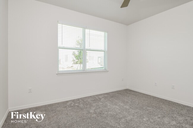 Building Photo - 1585 Isleta Lp