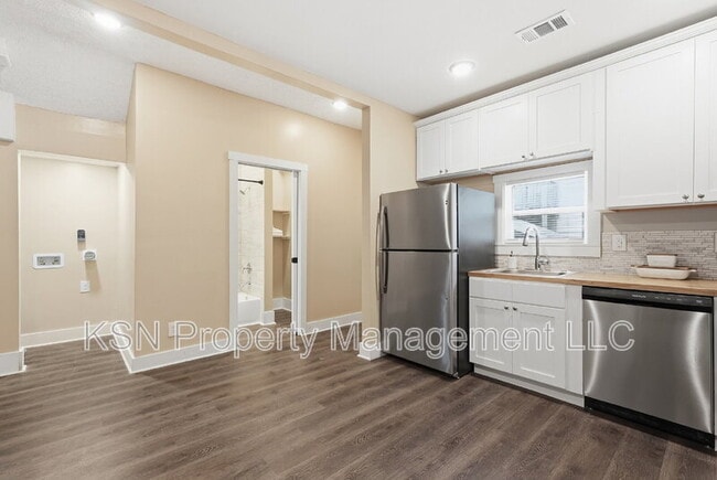 Building Photo - 716 W 38th St