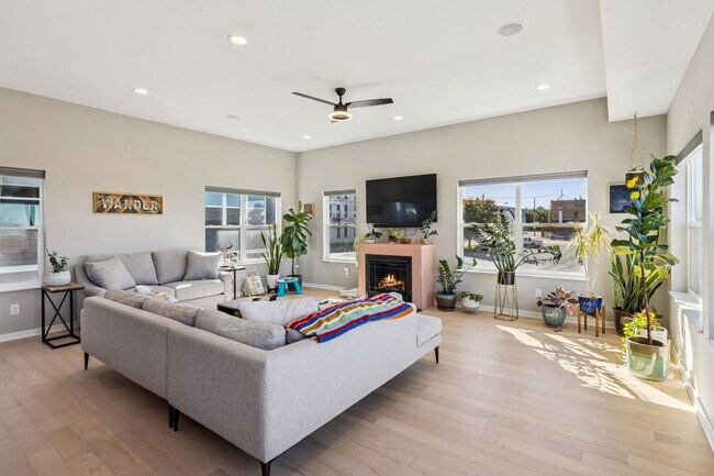 Building Photo - 412 W Shoreline Dr