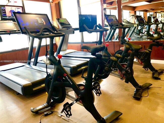 Building Photo - 600 NE 36th St