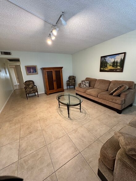 Building Photo - 4007 Yarmouth a