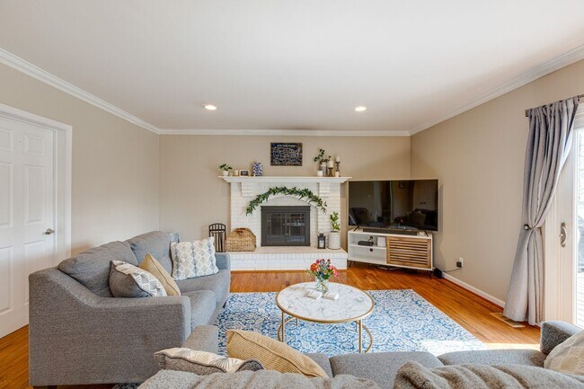 Building Photo - 5624 Kemp Ln
