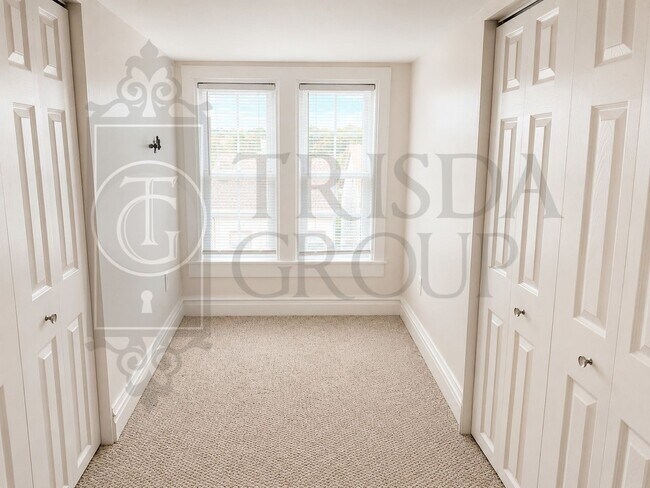 Building Photo - Avail Sept 1: Mt Washington Single Family Home w/ FENCED YARD, Off Street Parking, AC, Laundry, D...