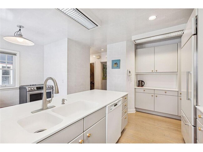 Building Photo - 1197 W Como Blvd