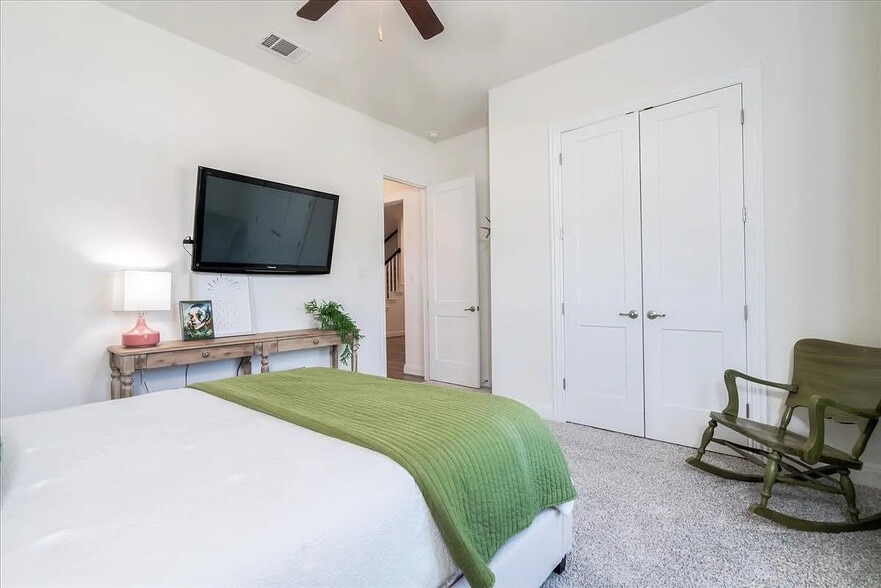 Building Photo - Room in House on Fresno Ave