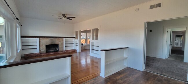 Building Photo - Enjoy The River Breeze On The Front Porch