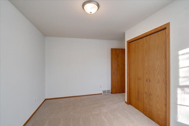 Building Photo - 2806 Wentworth Dr