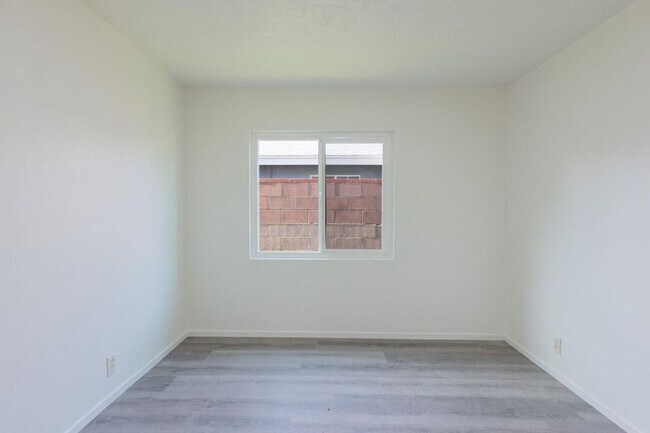 Building Photo - 45462 3rd St E