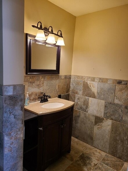 Building Photo - 28660 W Lake Dr