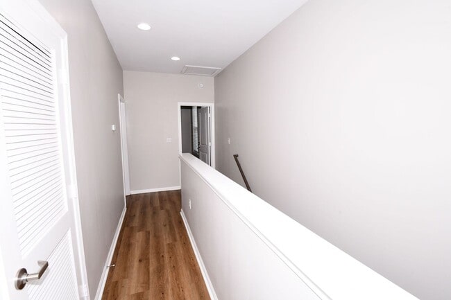 Building Photo - 4 Bed, 4.5 Bath in Rowandale