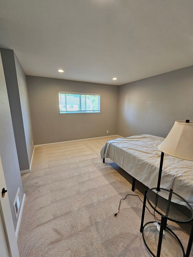 Building Photo - 1394 N Loop Dr