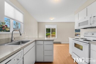 Building Photo - Private, Sunny Townhome | Carpet Free | Parking & Laundry Included