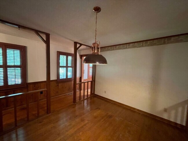 Building Photo - Wonderful ranch with inground pool!
