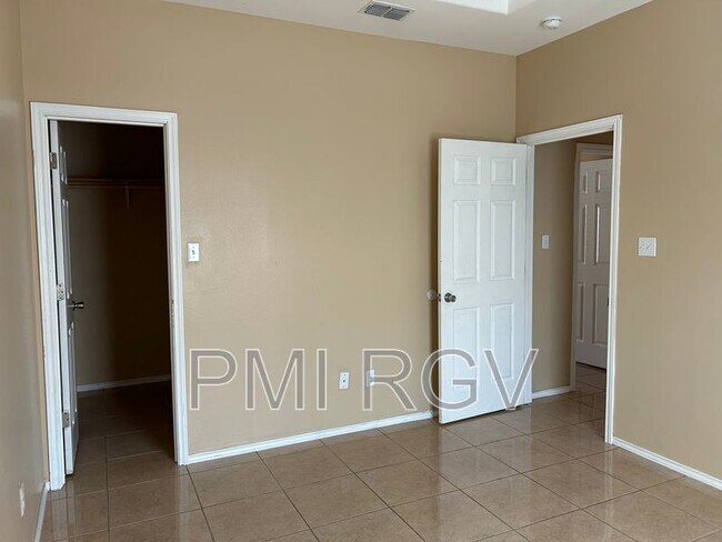 Building Photo - 2708 Primrose Ave