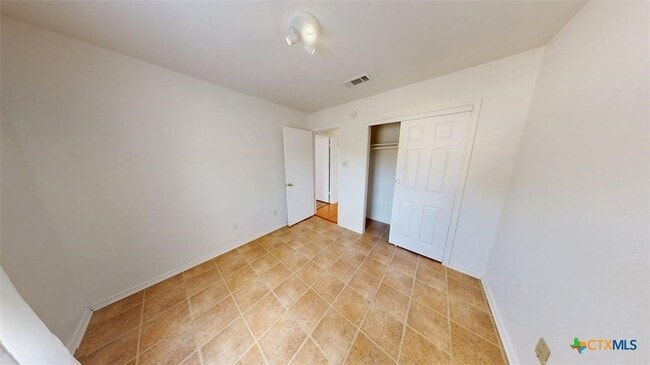 Building Photo - 411 Tomahawk Dr