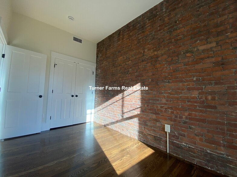 Building Photo - 261B W Newton St