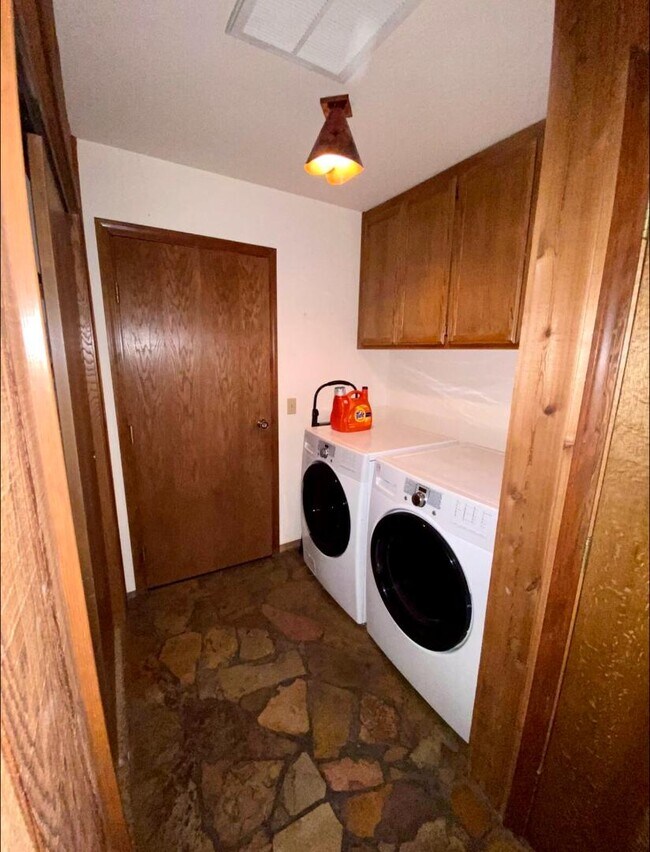 Building Photo - 12250 Snowpeak Way