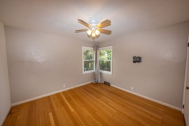 Building Photo - 2 bedr + Bonus Room / Large yard and garage.