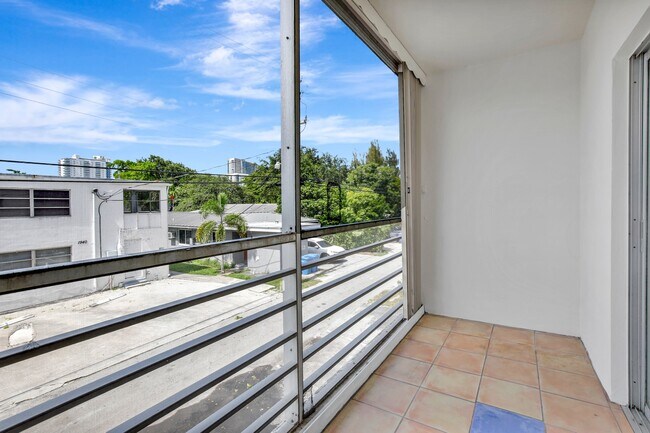 Building Photo - Las Brisas