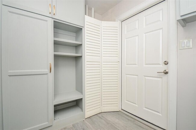 Building Photo - 6030 Woodbrook Ln