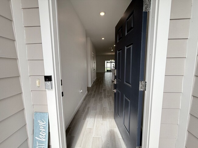 Building Photo - Like New Home In Highland Chase