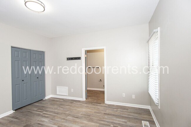 Building Photo - 1329 E Market St