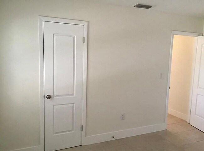 Building Photo - 1290 NE 119th St