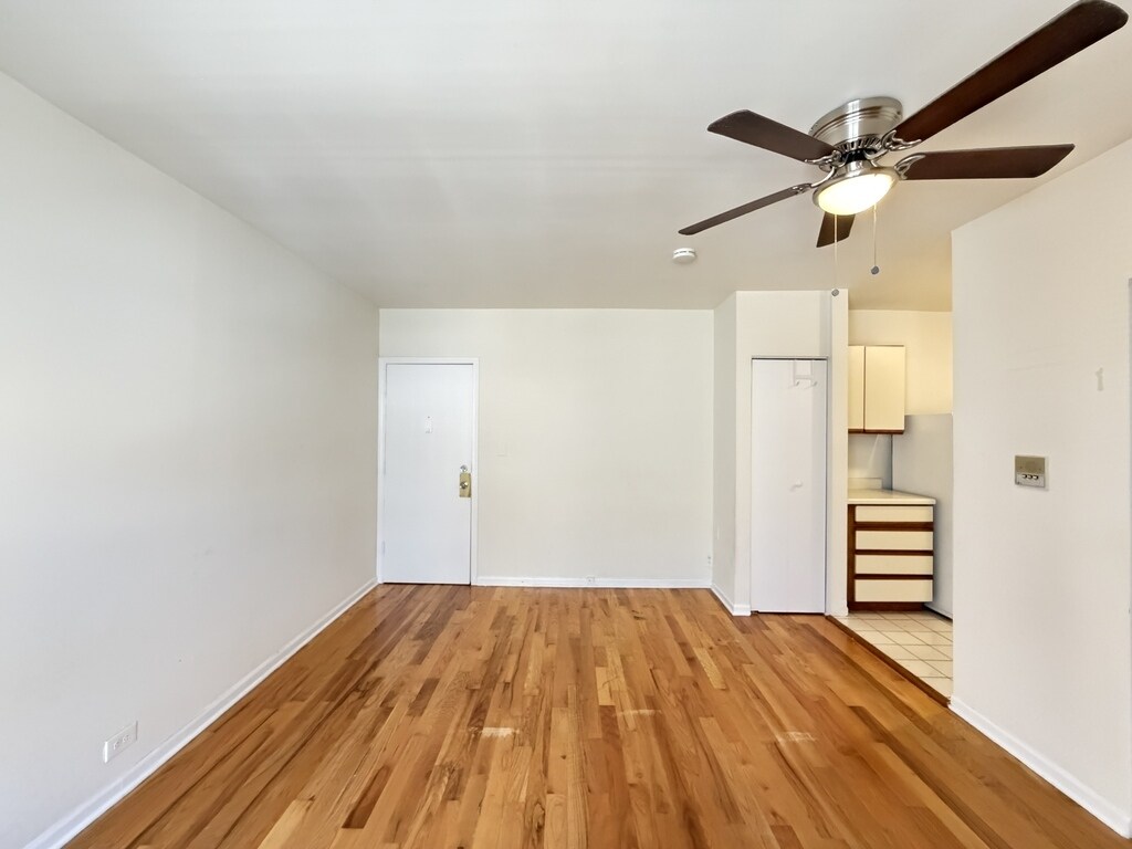 Building Photo - 814 W Cornelia Ave
