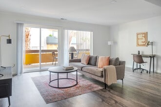 Building Photo - 141 Wellesley Cres