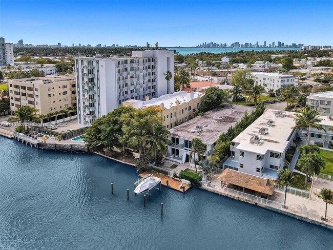 Building Photo - 7171 Bay Dr