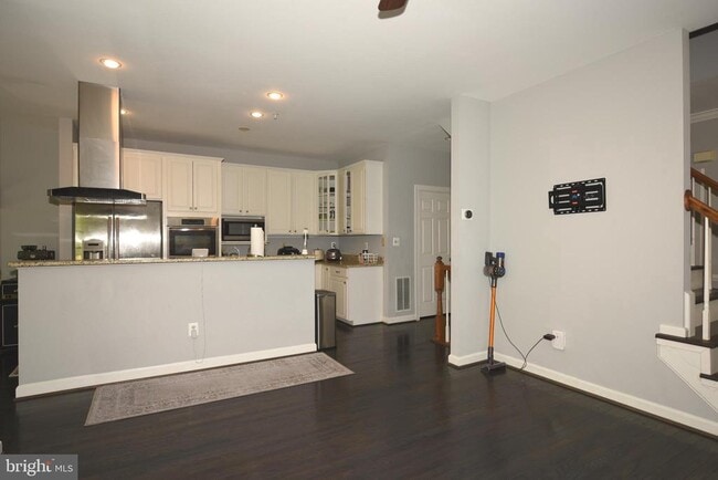 Building Photo - 556 Winding Rose Dr