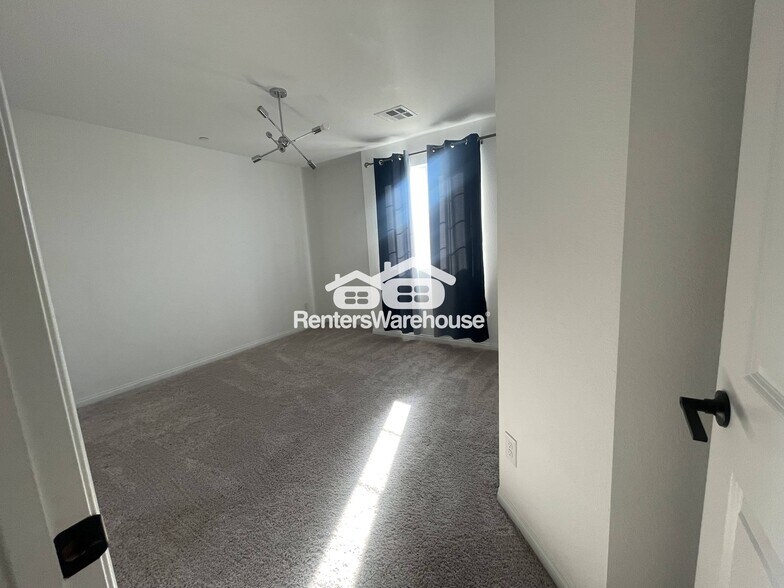 Building Photo - 856 Benning St