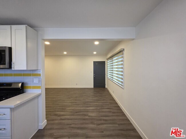 Building Photo - 707 Strand St