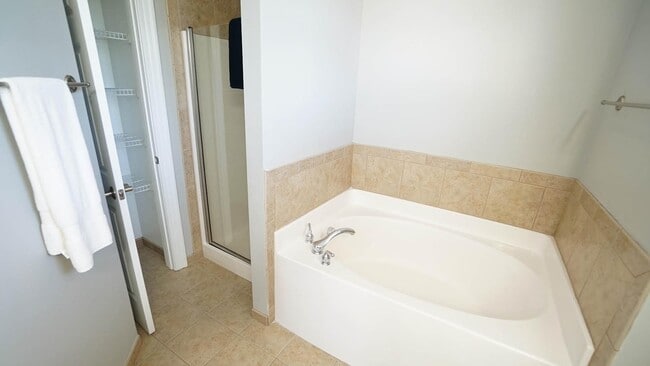 Bathroom 2 Shower stall - 426 Waterford Lake Dr