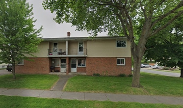 Building Photo - Available May 1!  Spacious 3 BR, 1.5 Bath in East Rochester