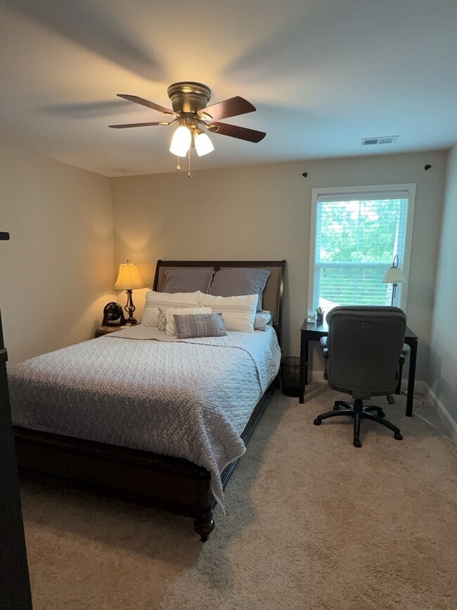 Building Photo - 302 Pond Hill Ct