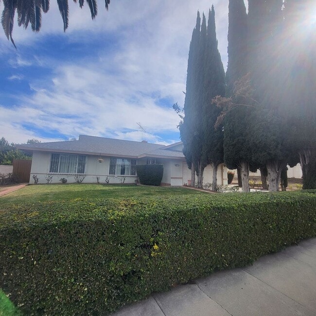 Building Photo - Lovely Pool Home In Loma Linda Community