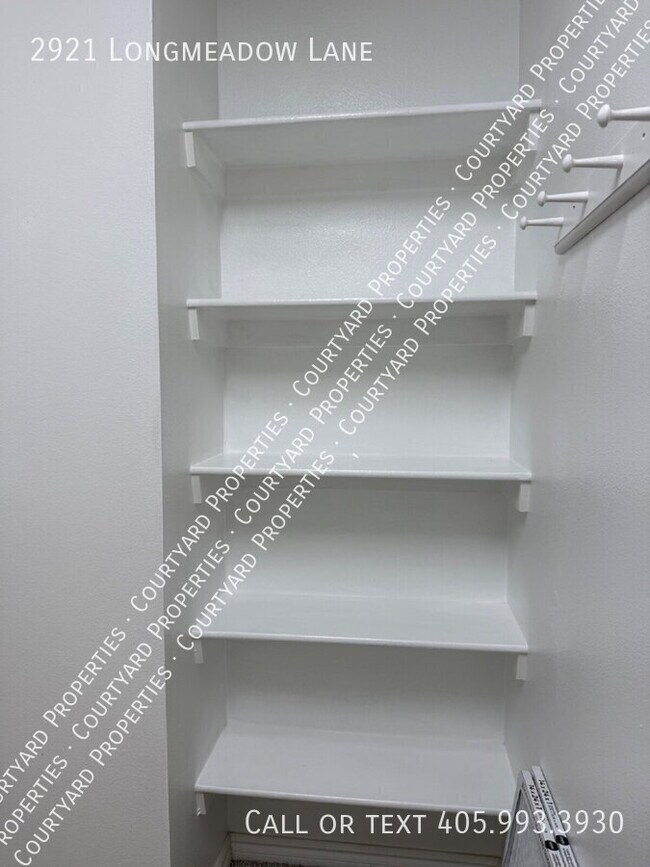 Building Photo - 2921 Longmeadow Ln