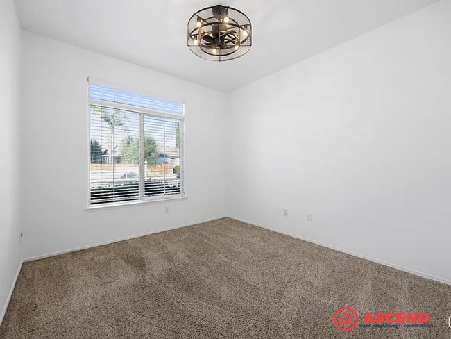 Building Photo - Beautiful 4 Bedroom Home In The Southwest!