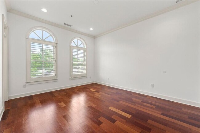 Building Photo - 15 Buford Village Walk