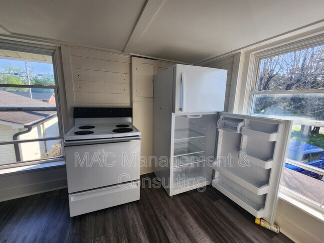 Building Photo - 228 S Walnut Ave