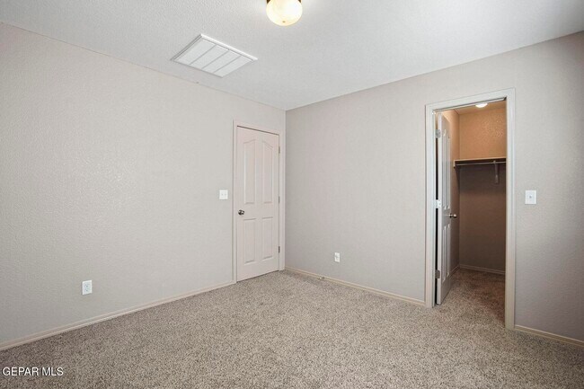 Building Photo - 5028 Silver Ranch Ave