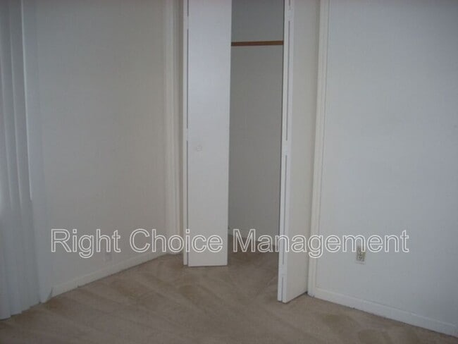 Building Photo - 9 Montclair Ct